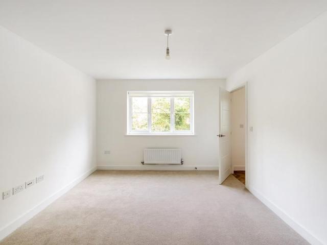 4 bedroom detached house to rent