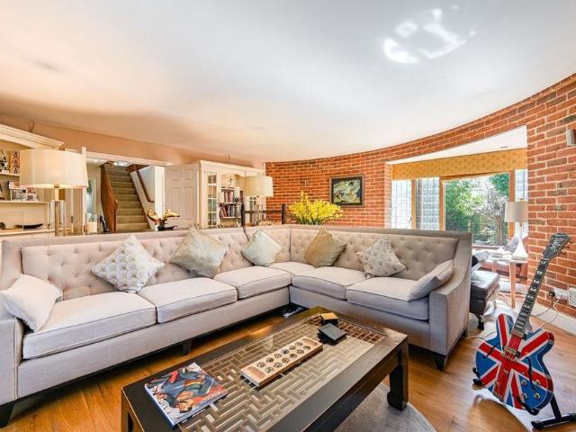 4 bedroom detached house to rent