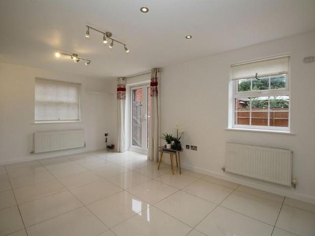 4 bedroom detached house to rent
