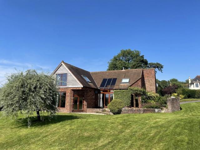 4 bedroom detached house to rent