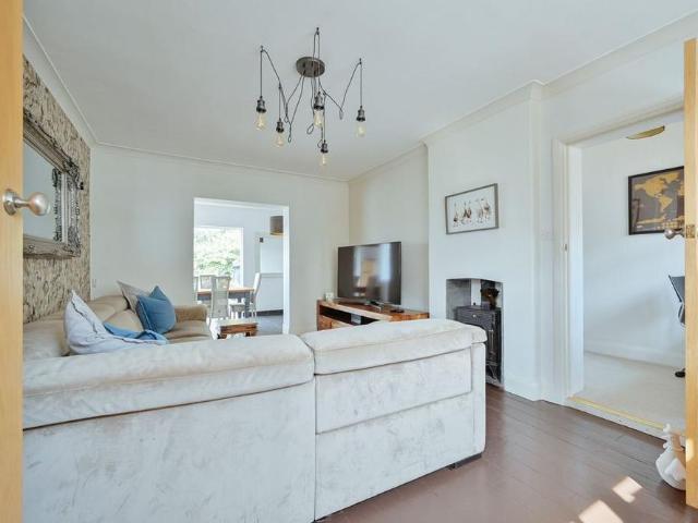 4 bedroom detached house to rent
