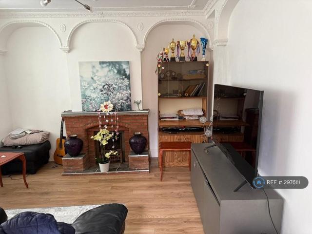 4 bedroom detached house to rent