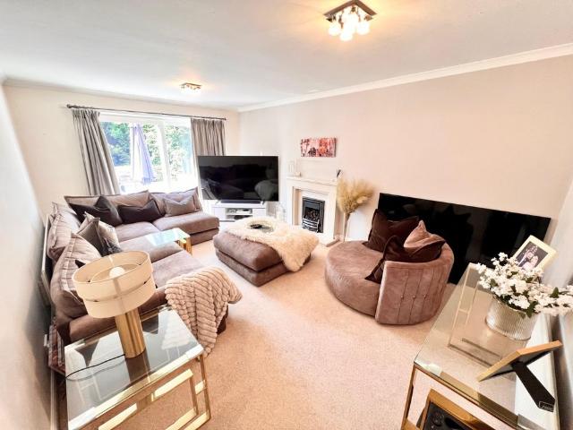 4 bedroom detached house to rent