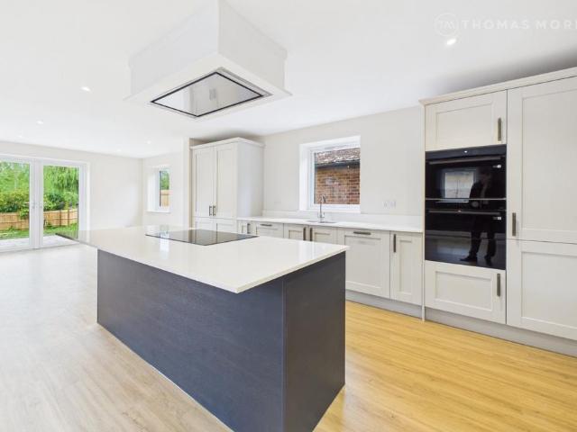 4 bedroom detached house to rent