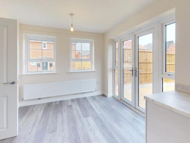 4 bedroom detached house to rent