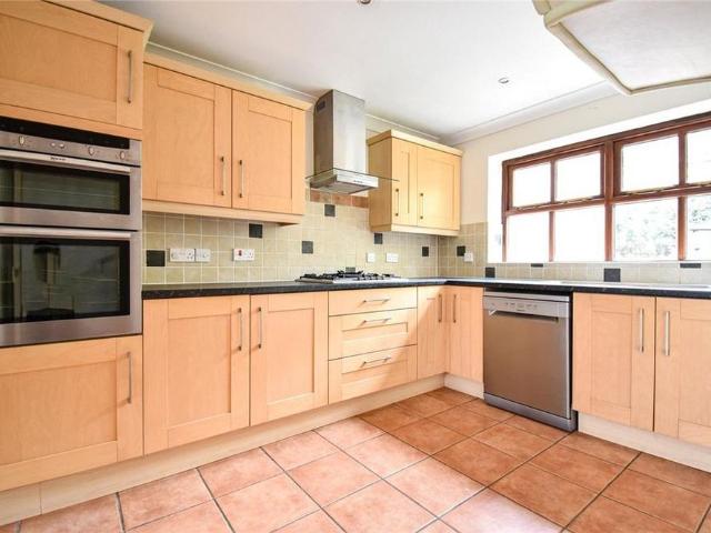 4 bedroom detached house to rent