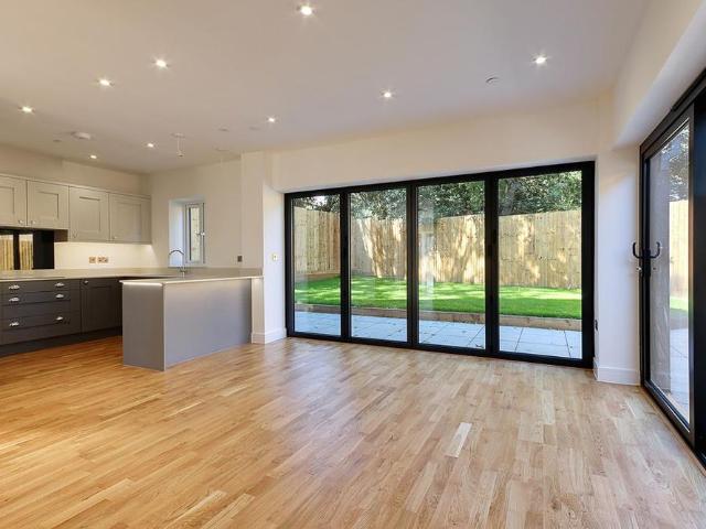 4 bedroom detached house to rent