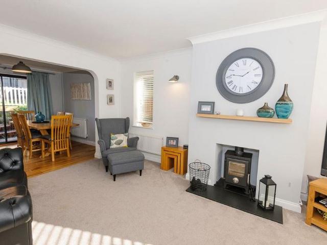 4 bedroom detached house to rent
