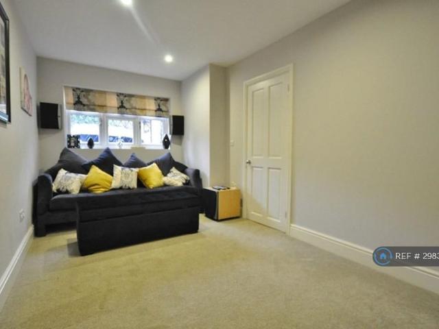 4 bedroom detached house to rent