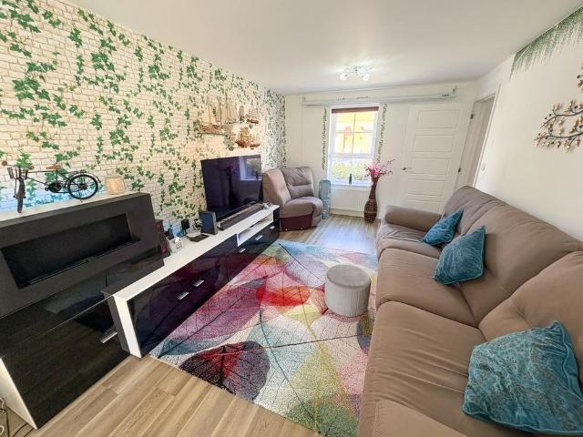 4 bedroom detached house to rent