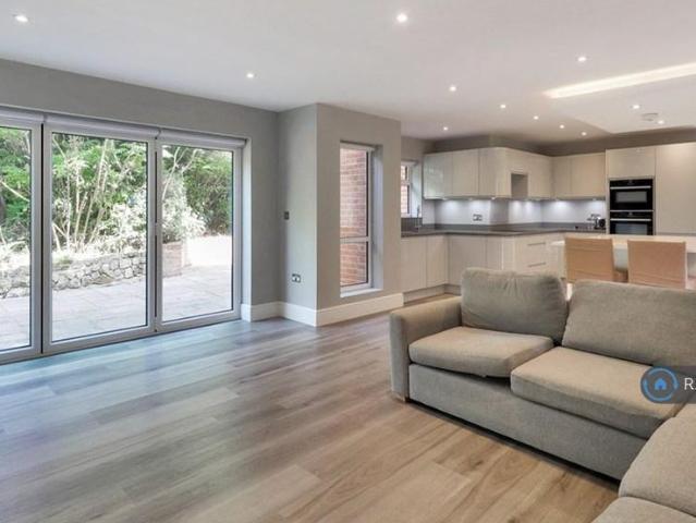 4 bedroom detached house to rent