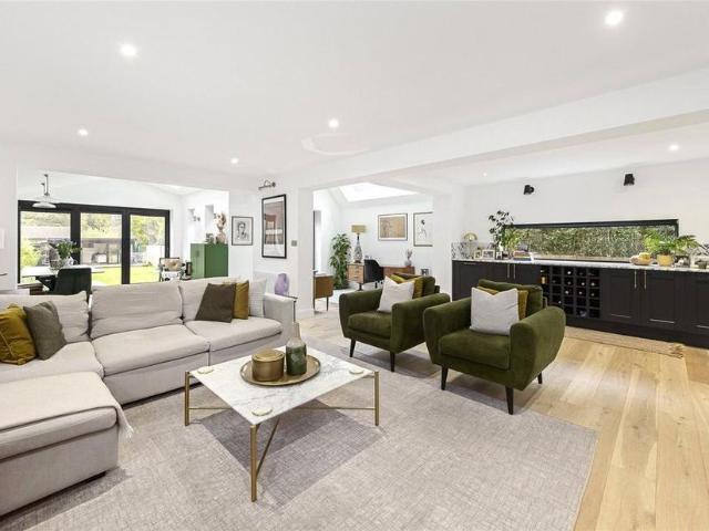 4 bedroom detached house to rent