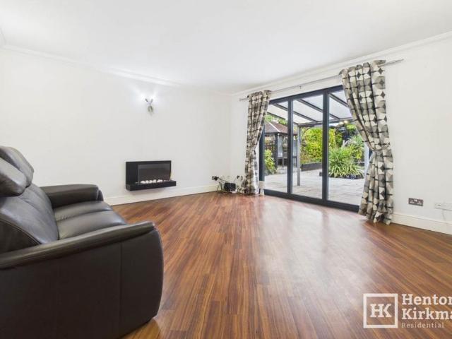 4 bedroom detached house to rent
