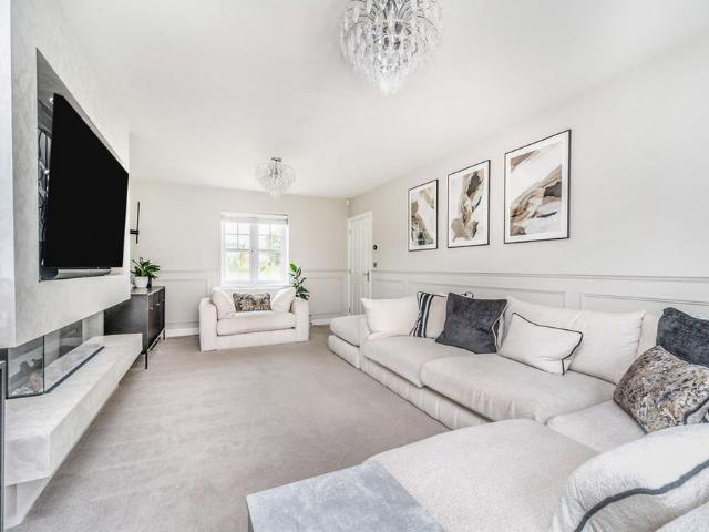 4 bedroom detached house to rent