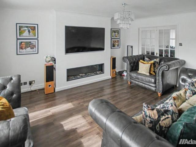4 bedroom detached house to rent