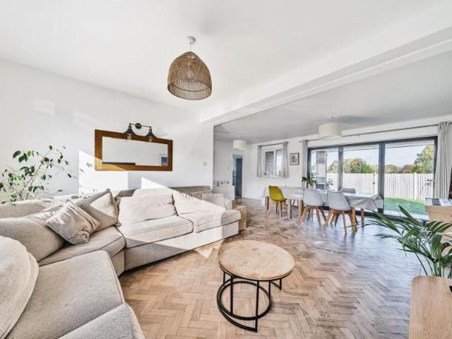 4 bedroom detached house to rent