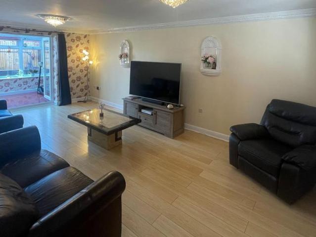 4 bedroom detached house to rent