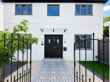 4 bedroom detached house to rent