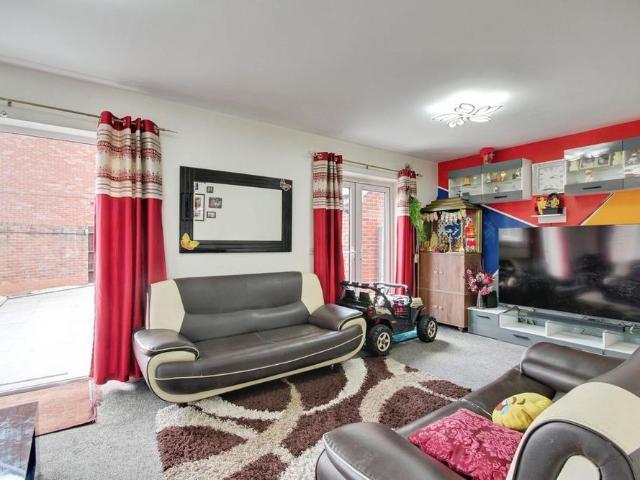 4 bedroom detached house to rent