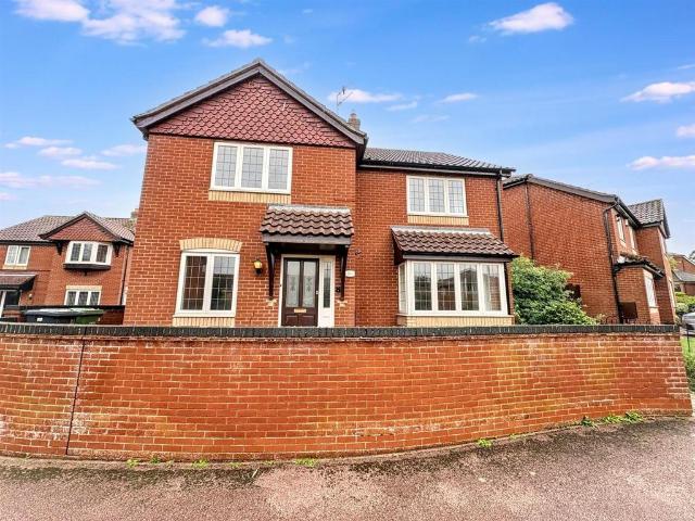 4 bedroom detached house to rent