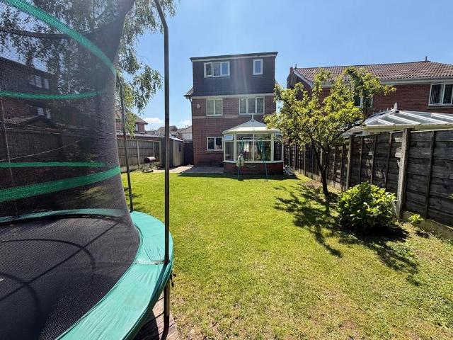 4 bedroom detached house to rent