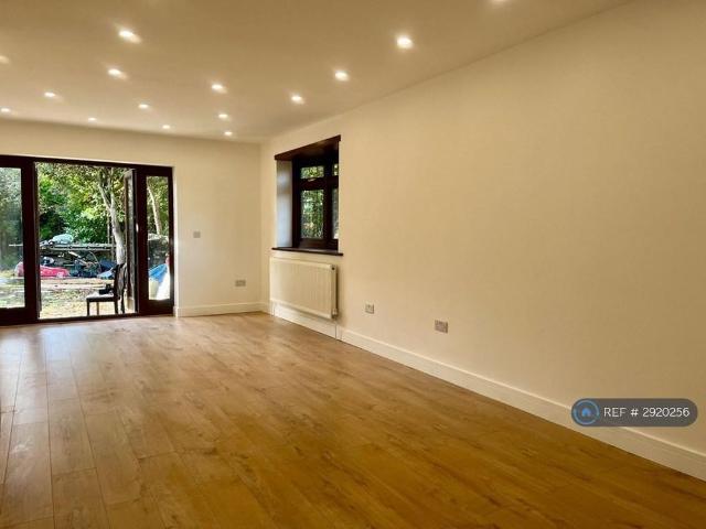 4 bedroom detached house to rent