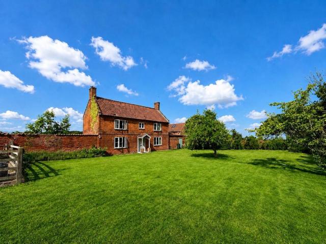 4 bedroom detached house to rent