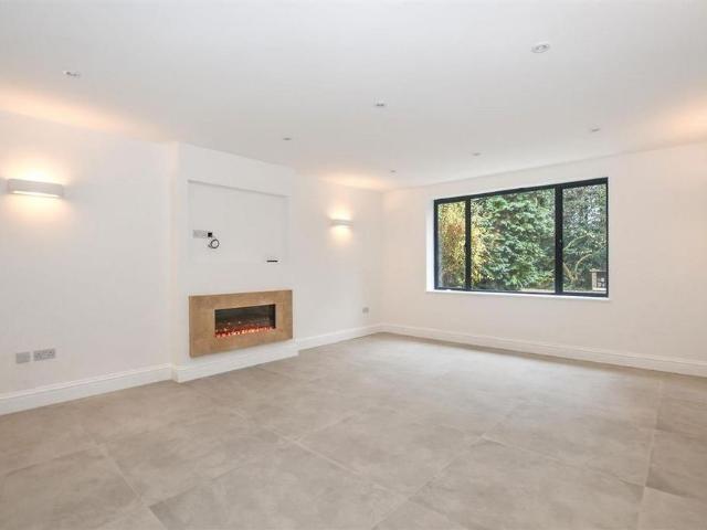 4 bedroom detached house to rent