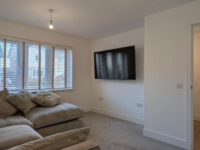 4 bedroom detached house to rent