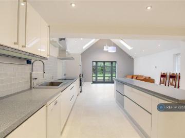 4 bedroom detached house to rent