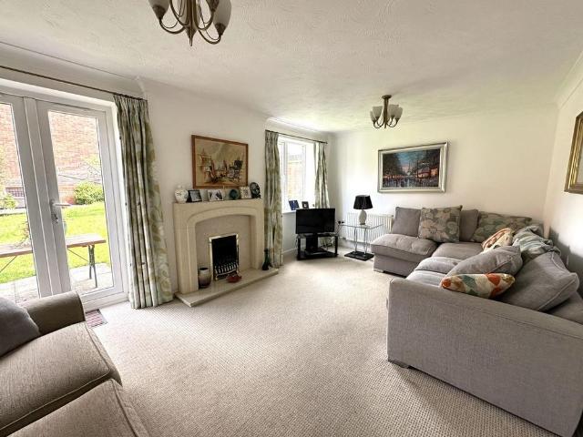 4 bedroom detached house to rent