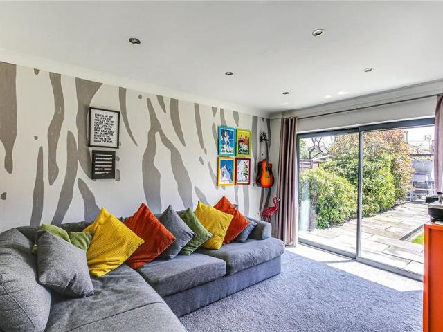 4 bedroom detached house to rent