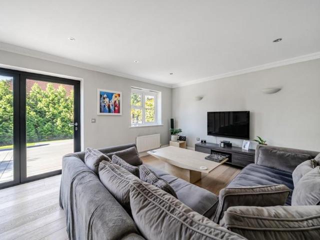4 bedroom detached house to rent