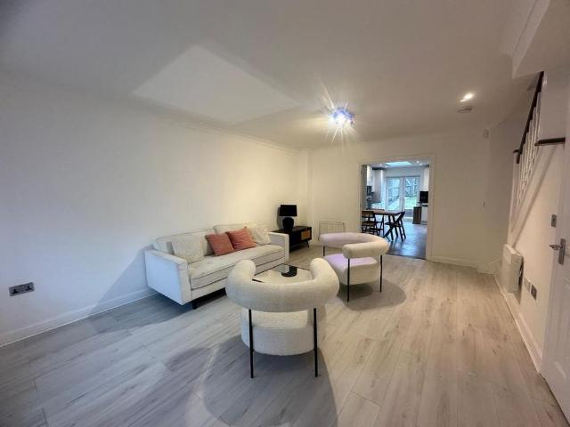 4 bedroom detached house to rent