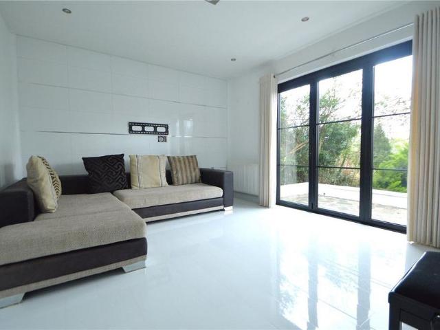 4 bedroom detached house to rent