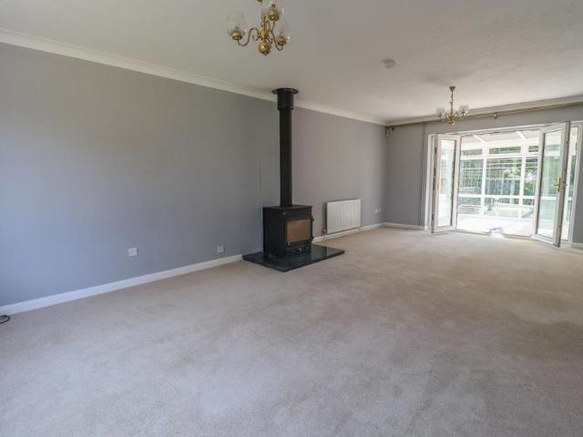 4 bedroom detached house to rent