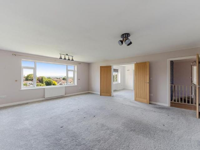 4 bedroom detached house to rent