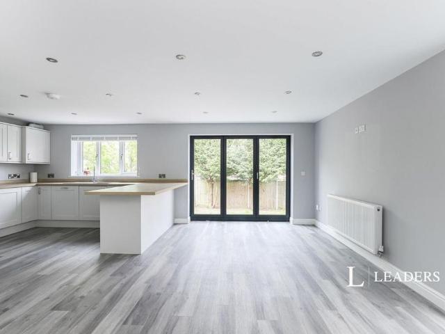 4 bedroom detached house to rent