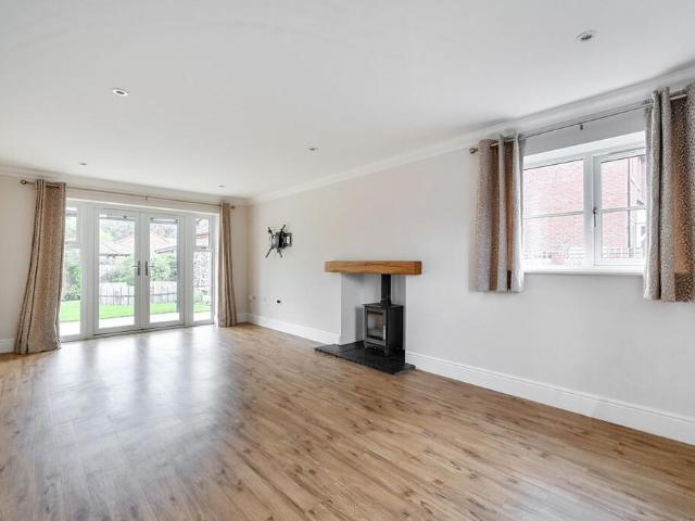 4 bedroom detached house to rent