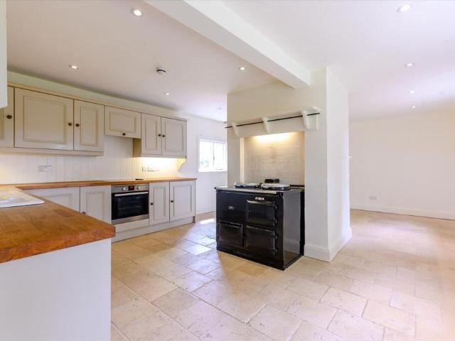 4 bedroom detached house to rent