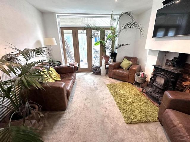 4 bedroom detached house to rent