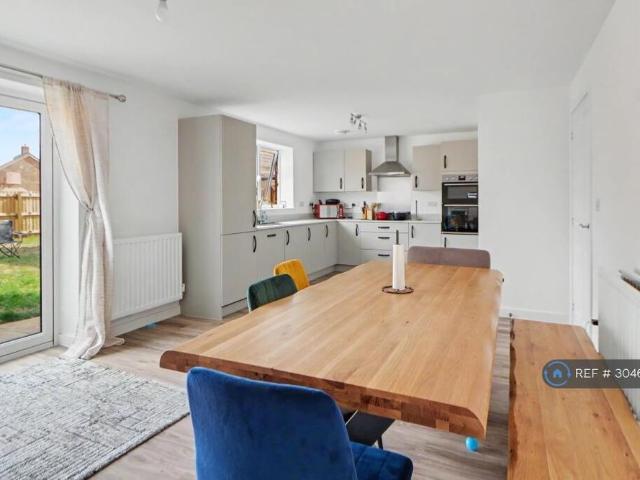 4 bedroom detached house to rent