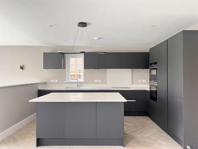 4 bedroom detached house to rent