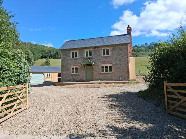 4 bedroom detached house to rent