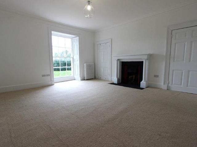 4 bedroom detached house to rent