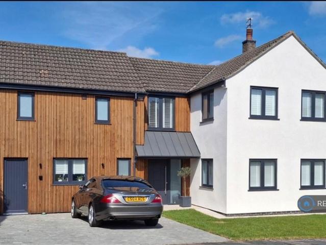 4 bedroom detached house to rent
