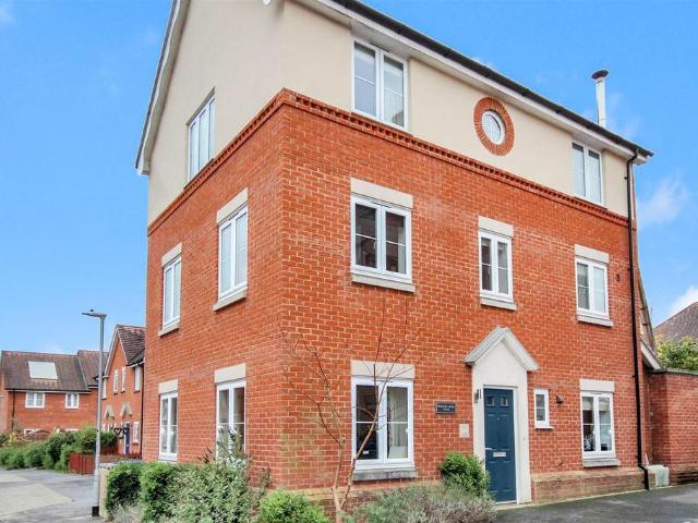 4 bedroom detached house to rent