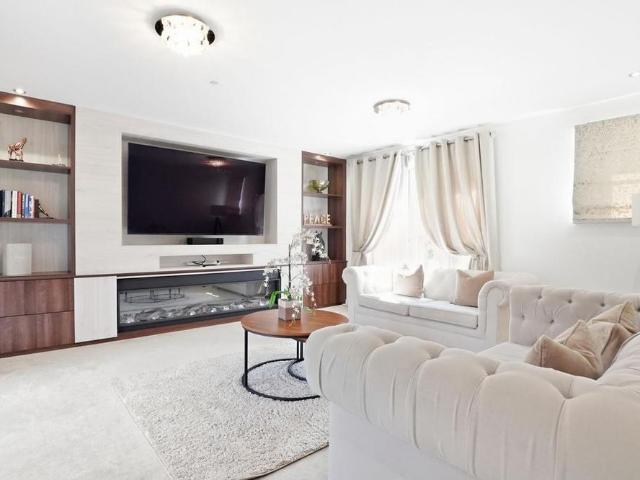 4 bedroom detached house to rent