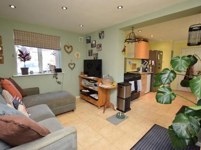 4 bedroom detached house to rent