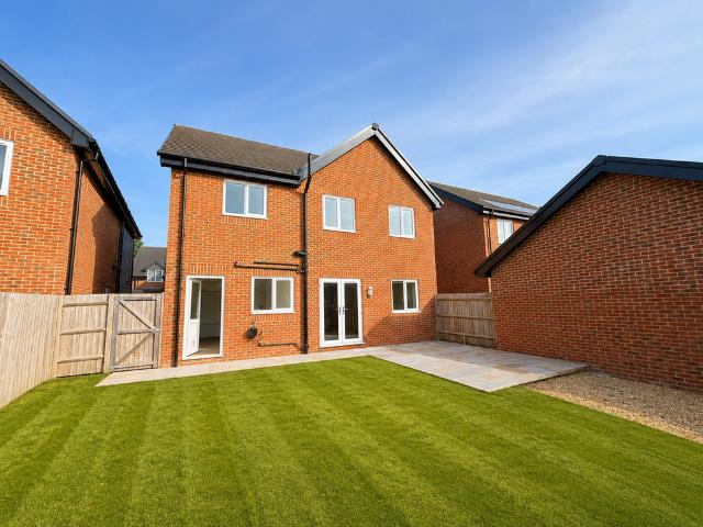 4 bedroom detached house to rent
